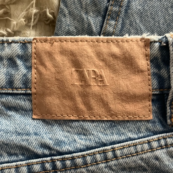 Zara light wash jeans - Picture 3 of 4